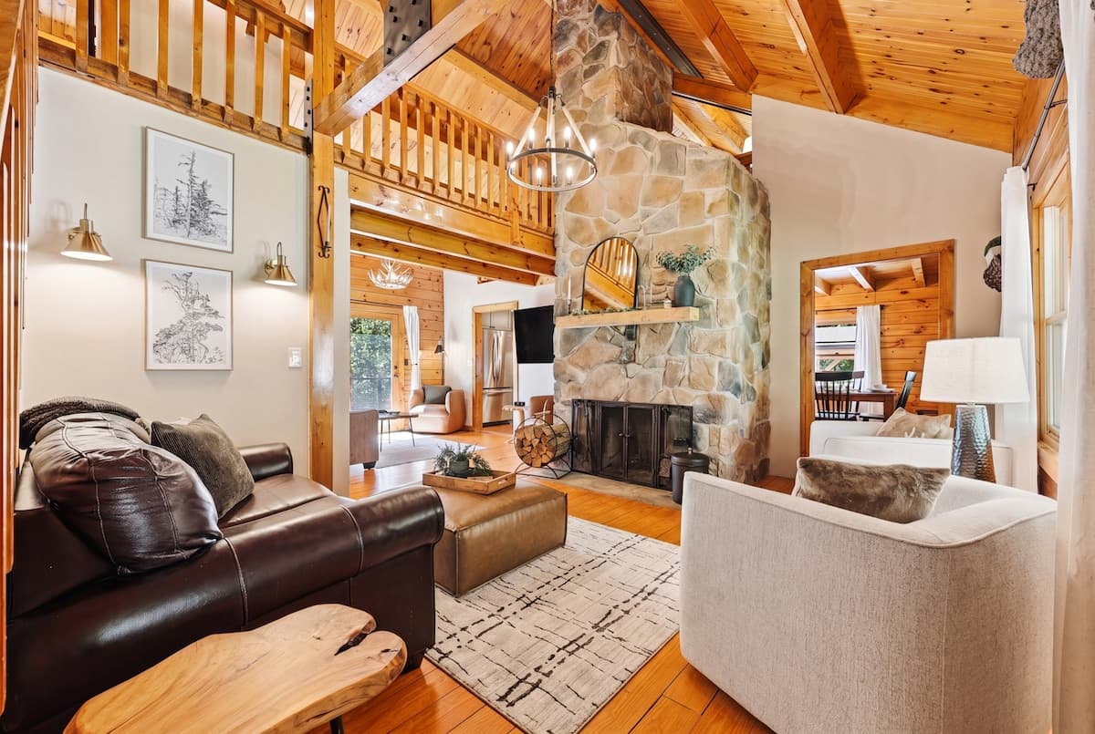 Luxury Cabin w/ Hot Tub, Theater & Game Room